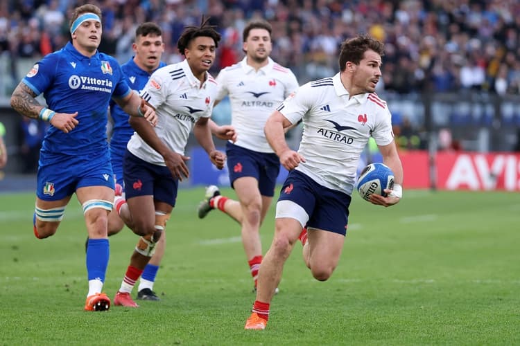 Antoine Dupont carved up Italy as France produced a thumping win. Photo: Getty Images