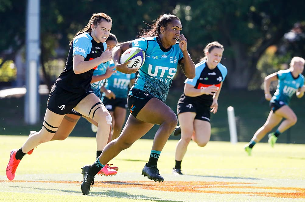 Mahalia Murphy avoids Canberra Uni defence | Photo: Karen Watson