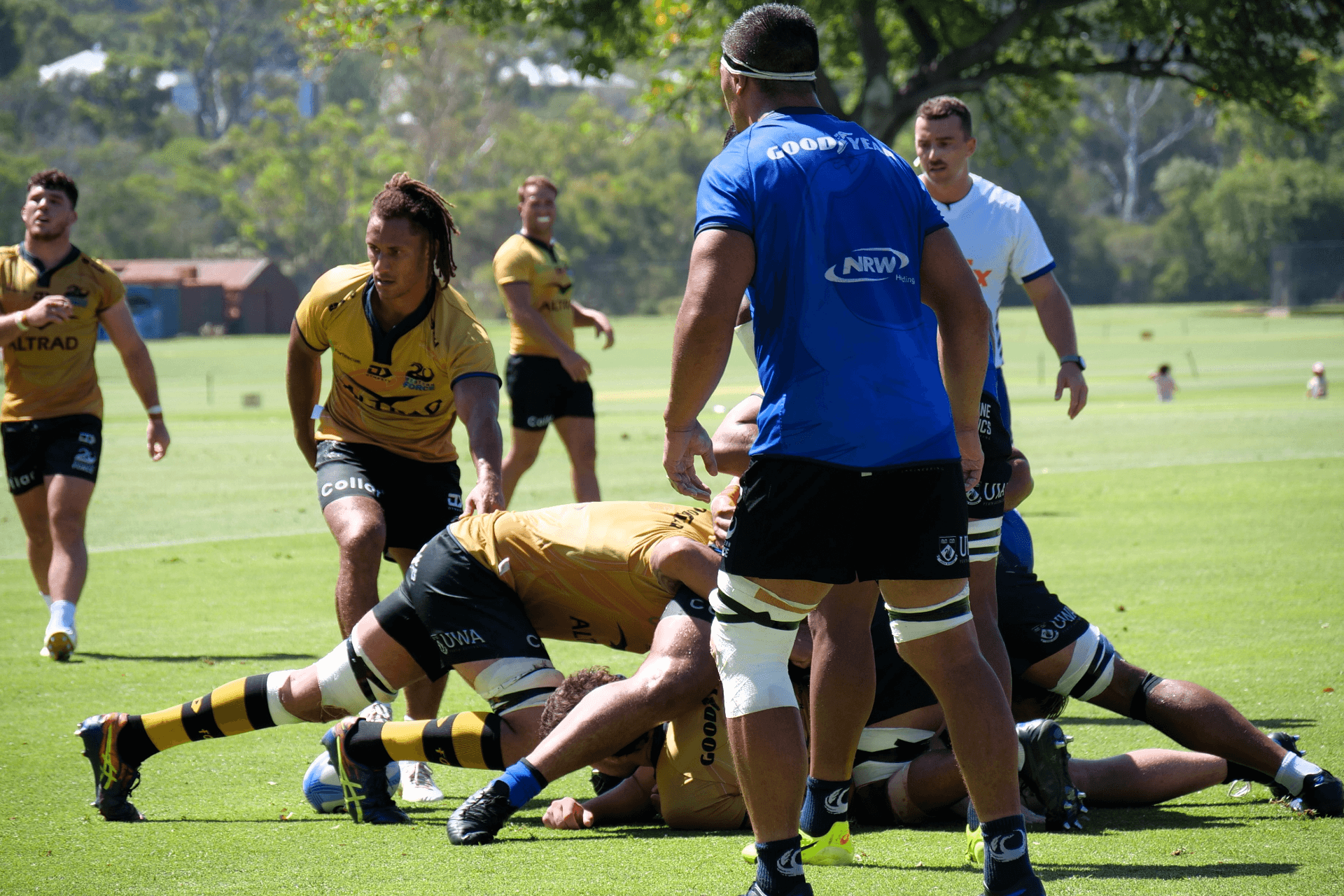 Issak Fines-Leleiwasa sets up to feed the ball. Photo credit: Ben Somerford