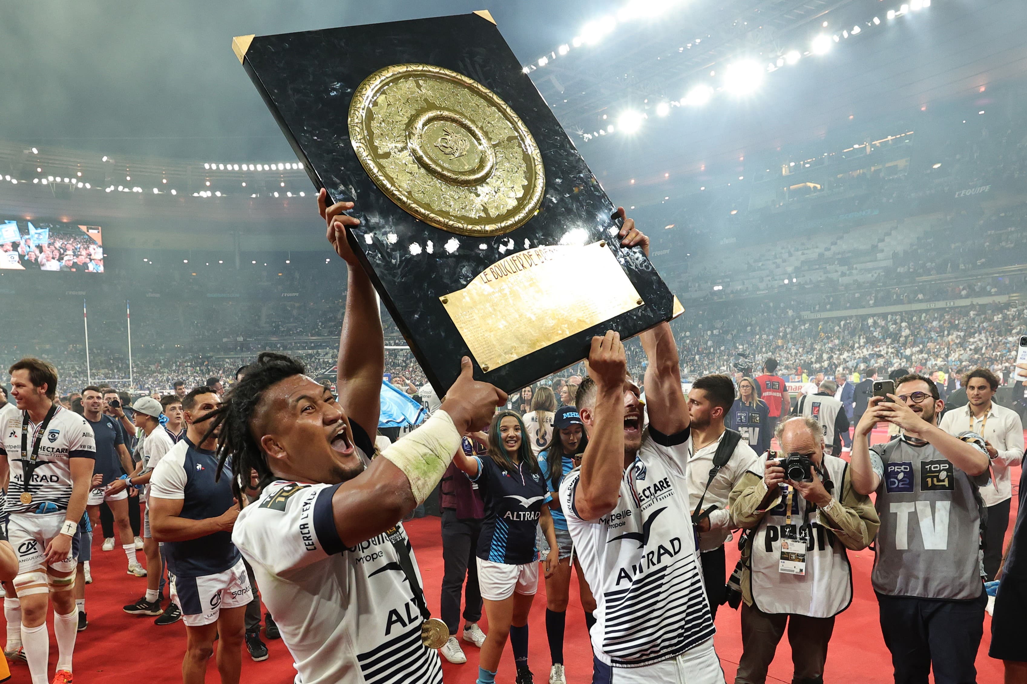 Brandon Paenga-Amosa celebrates with the Top 14 trophy and Montpellier teammates in 2022. Picture: Getty