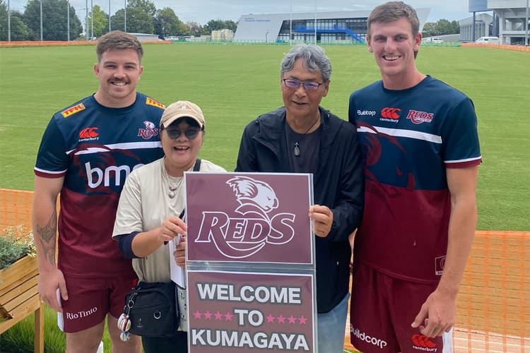 Reds tour players Kohan Herbert (left) and Matt Brice (right) welcomed to Kumagaya by eager Wild Knights fans.